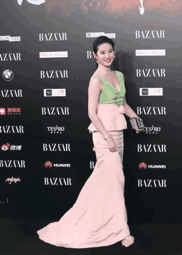 30岁刘亦菲现身活动，穿粉色礼裙展现丰满身材，网友：胖了却更漂