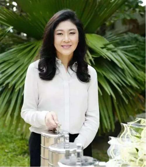 『样式』英拉之后又一位美女总统迅速蹿红，高颜值秀身材，离异还带两孩子