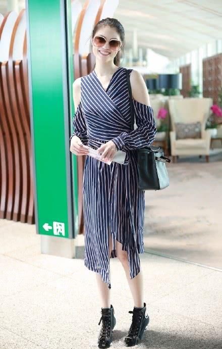 何穗短裤穿的好短，都已短到大腿根了，网友：这腿我能玩年！