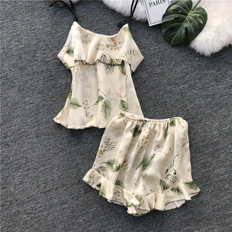 女人在家一定要穿舒服点，瞧瞧下图女人这么穿，简直迷死人