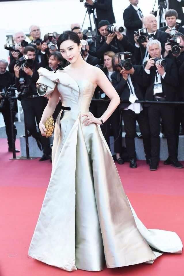 范冰冰简直是时尚“女魔头”，穿搭大胆又迷人，网友：有颜任性！