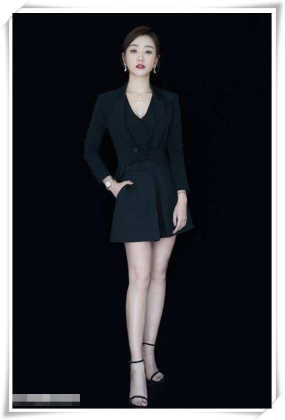 杨蓉厉害呀，西装缝裙子上居然一点不丑，网友：还是不身材好！