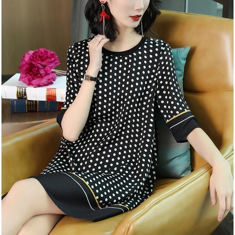 火爆夏季的波点裙，70后阿姨穿上身也毫无违和感，显得人更美