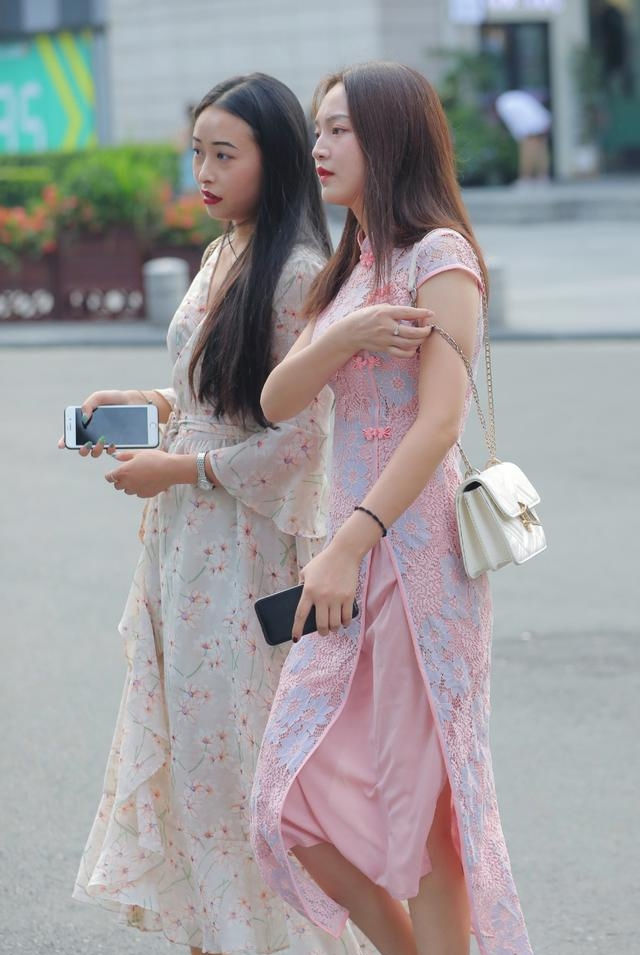  看起来■路人街拍,美女黑色的背心搭配柔美的白色裙子,亲和力十足