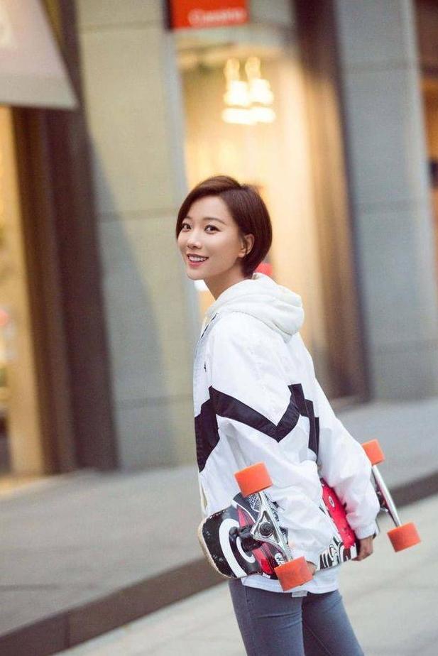 王珞丹嫌鞋子太高,索性脱掉光着脚丫走阳台,网友:女神悠着点!