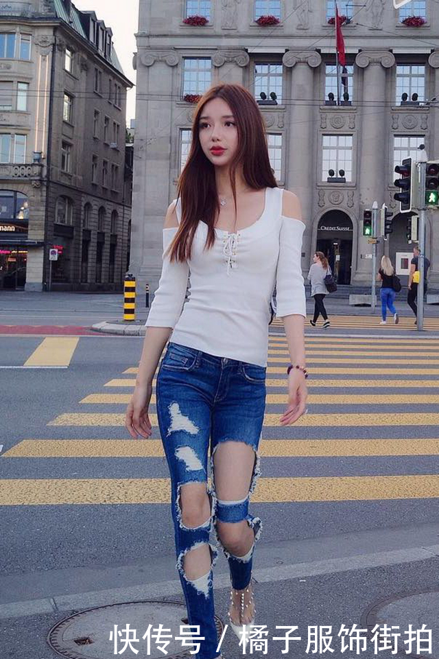 破洞牛仔裤穿出格调的女神气质，展现纤细曼妙身材！