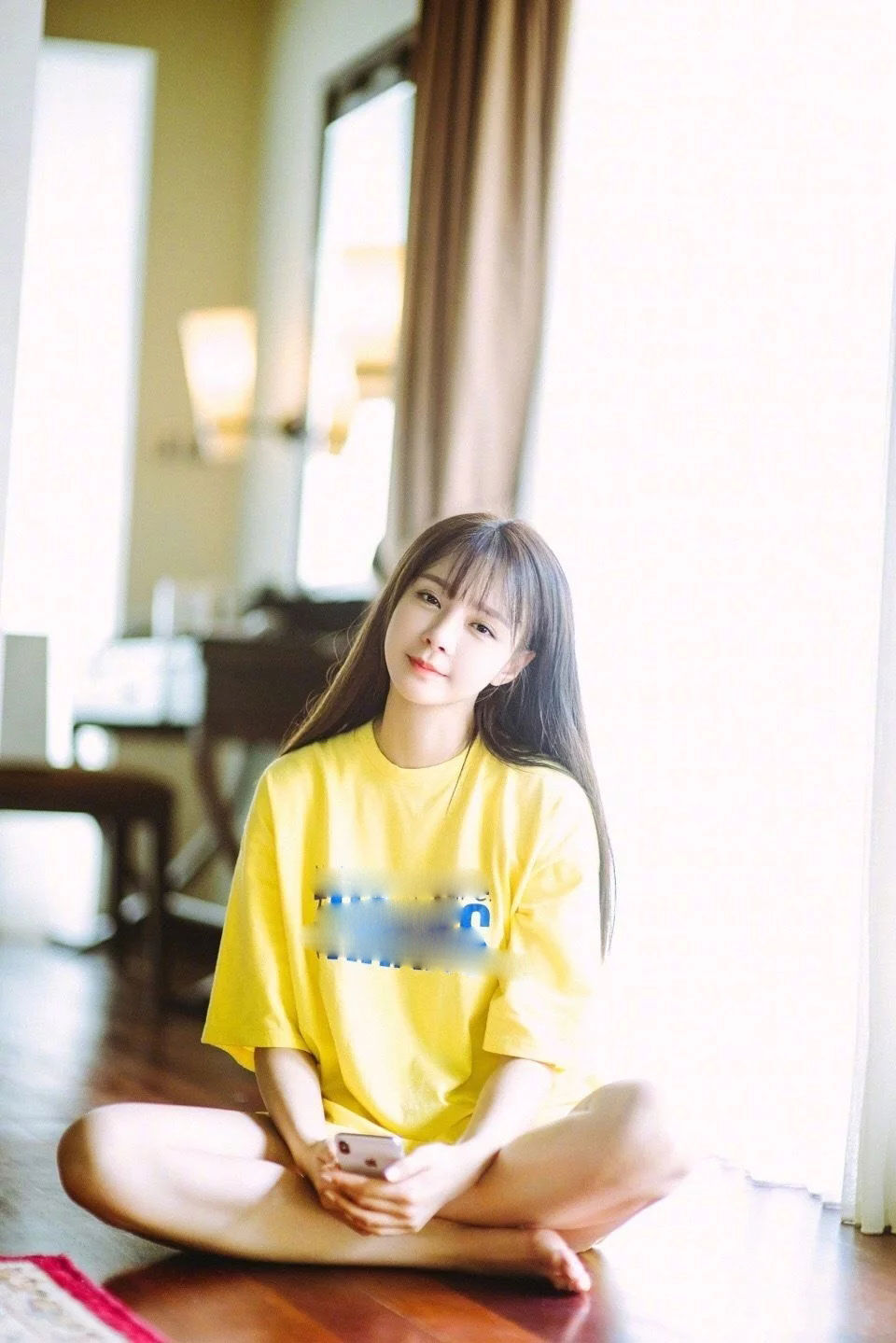 沈梦辰白色T恤搭配一款黑色高腰皮裙，看起来清新又显气质