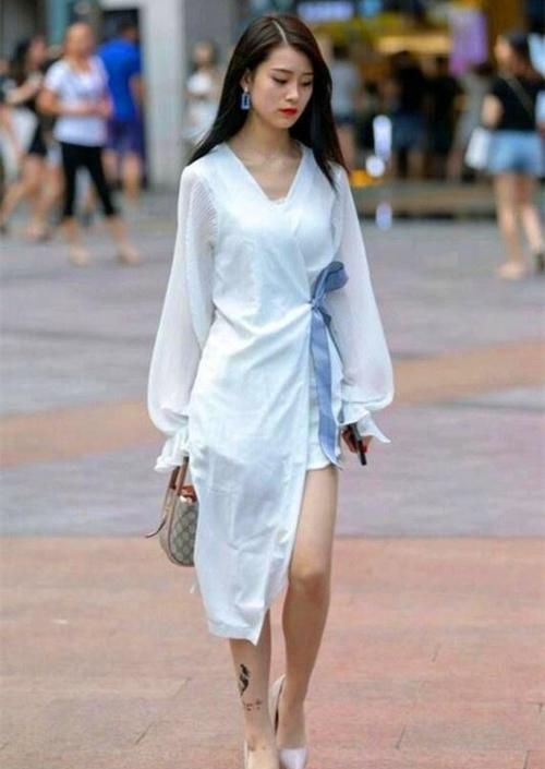  #尽显#路人街拍，靓女清凉迷人，穿清爽唯美的一字肩上衣尽显曲线美感