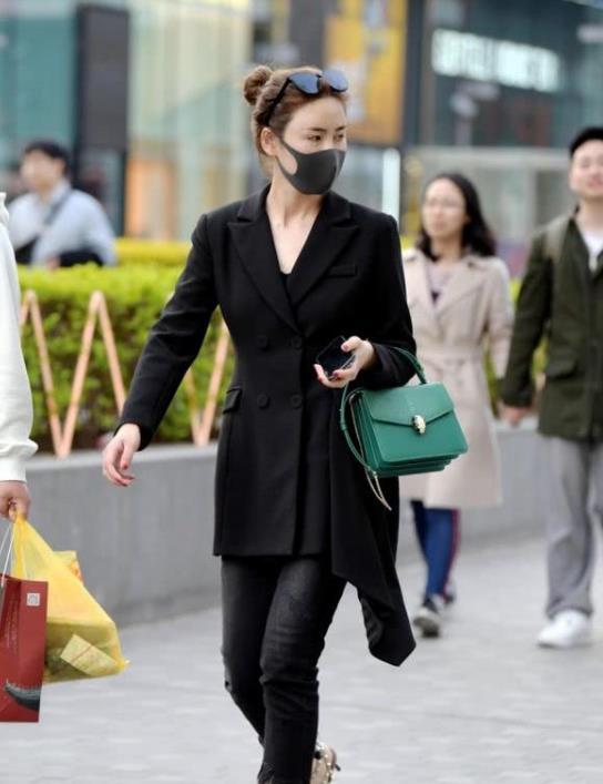  「搭配」街拍：亭亭玉立的小姐姐，一件黑色上衣配蓝色牛仔裤，青春靓丽范