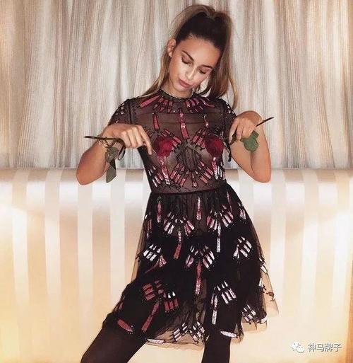 19岁德国公主很任性：晒性感比基尼照，做鬼脸比中指爱马仕背不停