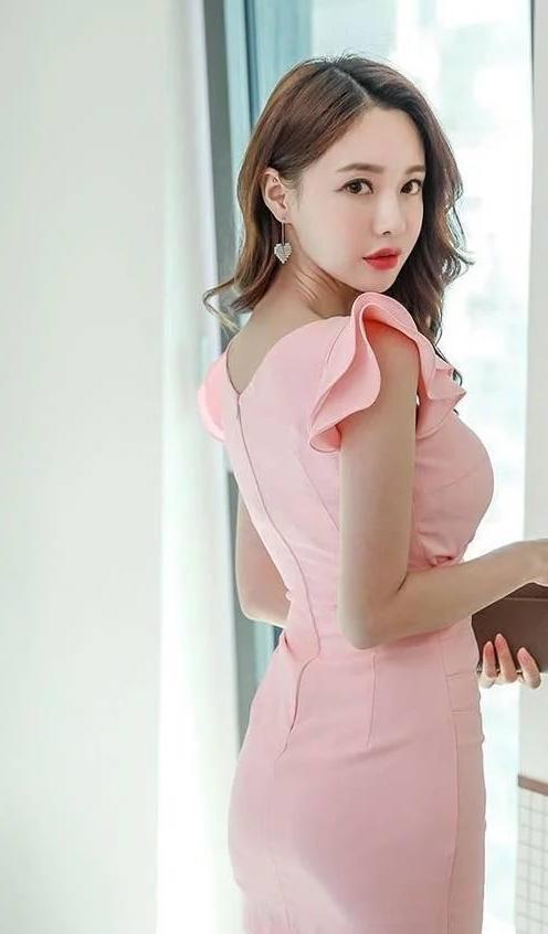 女人穿包臀裙凸显曼妙曲线，时尚有魅力！