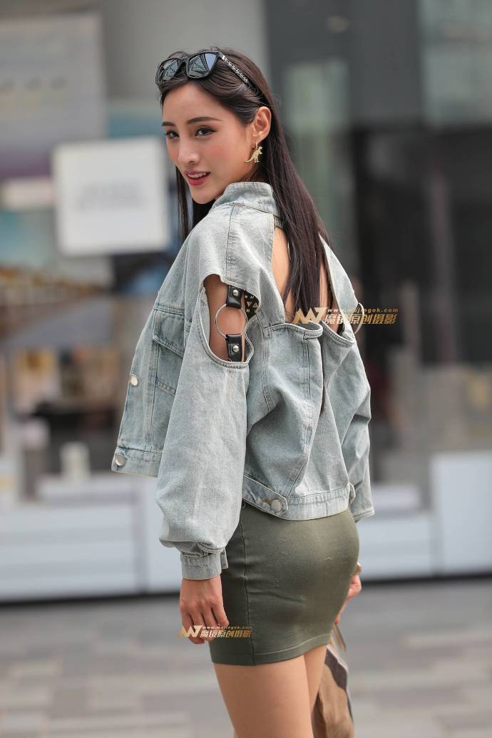 街拍：时髦小姐姐穿了个小包臀裙，小肚肚都没有遮住!