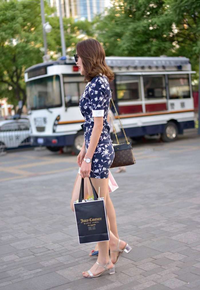 街拍：两个身材高挑的小姐姐，气场很足