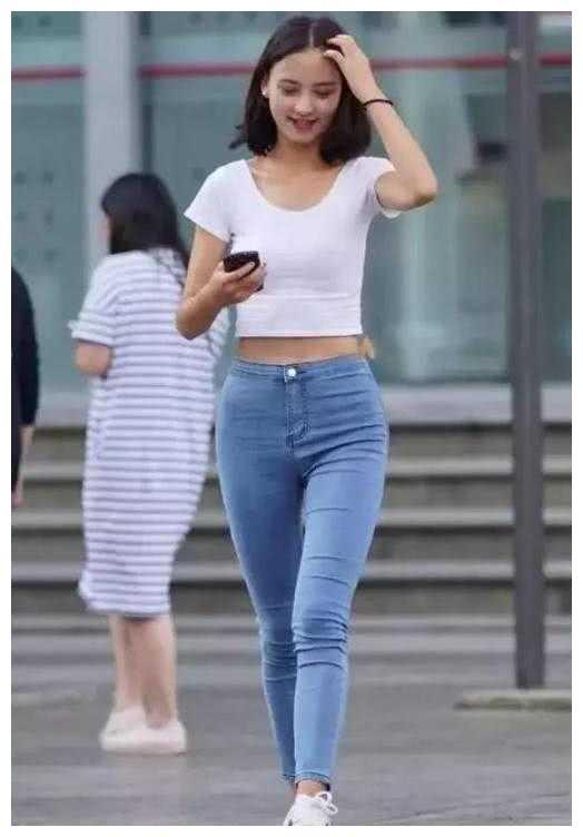清纯小姐姐紧身牛仔裤秀出大长腿，简单穿搭走在哪都是焦点