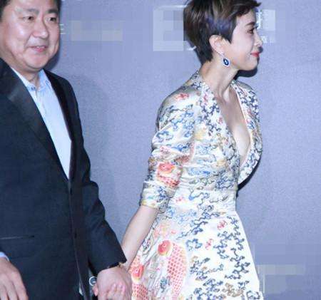 42岁金巧巧素颜现身, 网友: 一脸玻尿酸太可怕, 完全一个橡胶人