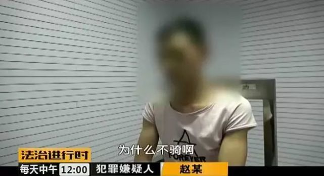 小哥穿黑丝短裙偷电动车 没撬开锁直接推着走