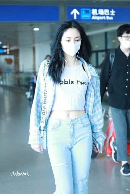 31岁宋茜和19岁周洁琼同穿露脐装，网友:真嫩和装嫩的差距!