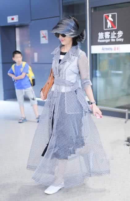 豪门太太黄圣依一身塑料亮相！35岁愣是嫩成15, 网友：杨子有福了