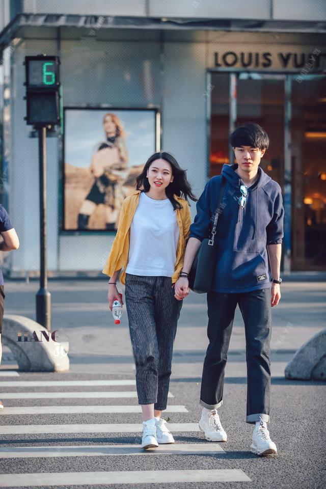 街拍美女：青春亮丽白嫩皮肤，赶紧来评分！