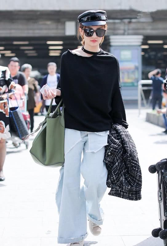 徐璐穿着给满分，黑色蕾丝内衣外穿，薄纱超级性感