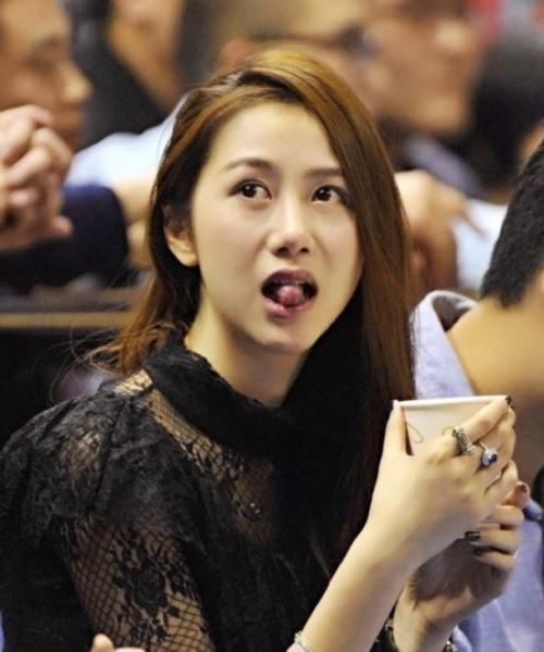 穿粉色短裤的长腿小姐姐打篮球被偷拍，传到网上后爆红!