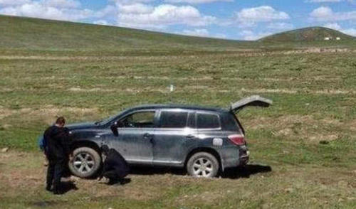 为啥老司机到无人区不在车上过夜，非要住帐篷？到半夜你就明白了