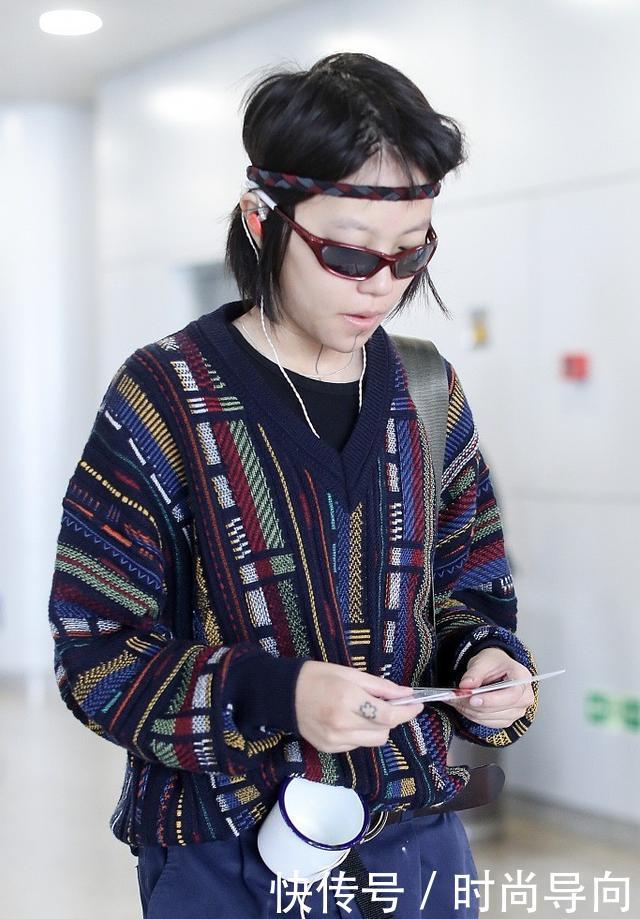 窦靖童现身机场打扮怪异，这是效仿王菲的风格学跑偏了吗