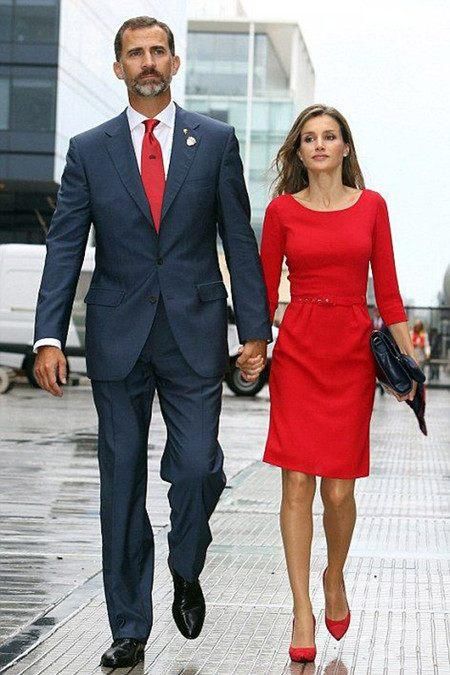 各国王妃穿高跟鞋:凯特鞋跟被卡下水道，夏琳王妃太迷人!