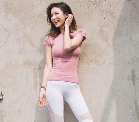 40岁老妈穿这身瑜伽服去健身，光背影就撩动很多人的心，美翻了