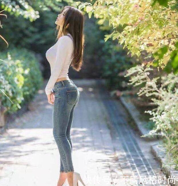 靓丽好看的牛仔裤小姐姐，秀出苗条身材，显得活泼有朝气！