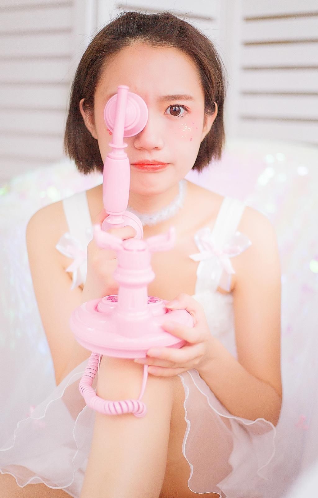 娇羞少女蕾丝裙浴室性感写真图片