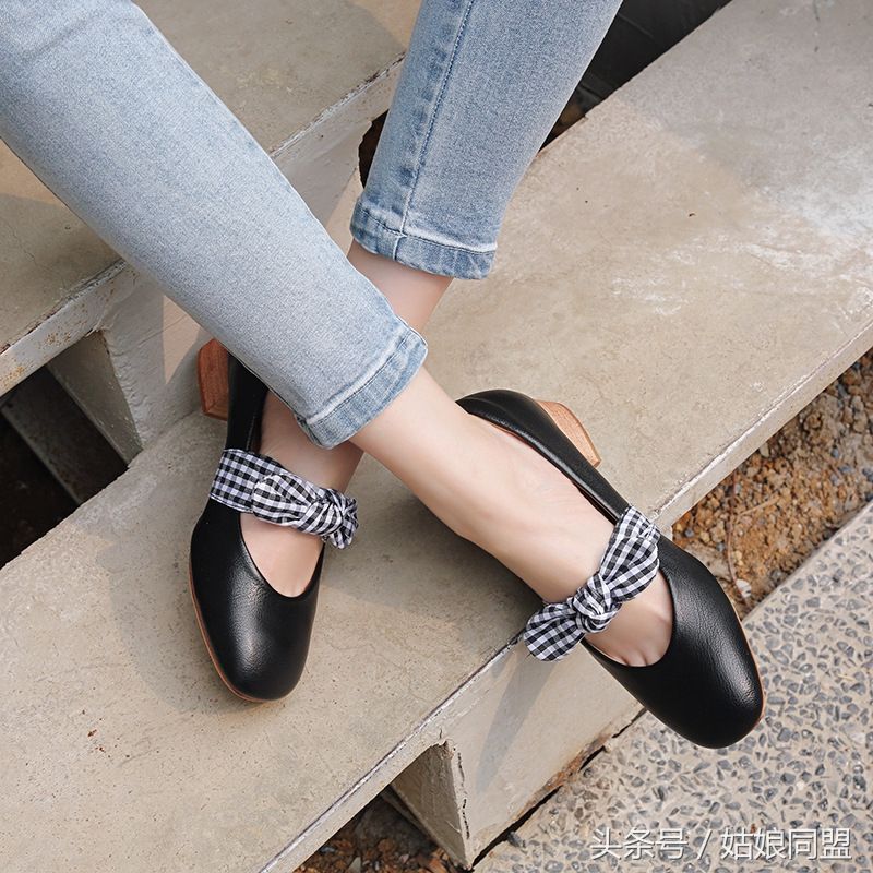 穿高跟鞋太累脚，浅口玛丽珍鞋时尚舒适，精巧百搭，更显玉足白皙