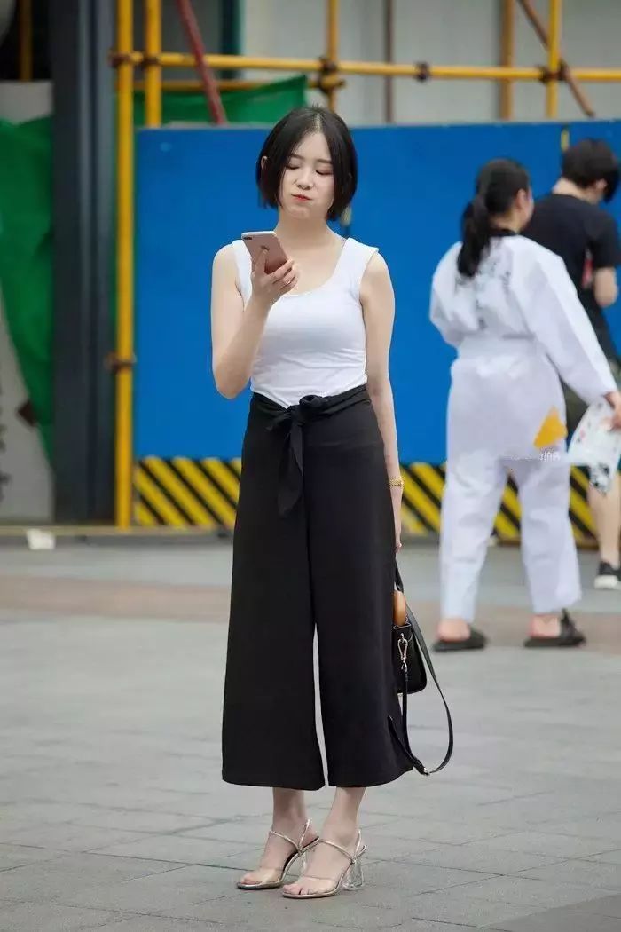 # 美女#简单穿搭也不掩青春靓丽,图三美女表情好丰富,街拍:可爱小姐姐