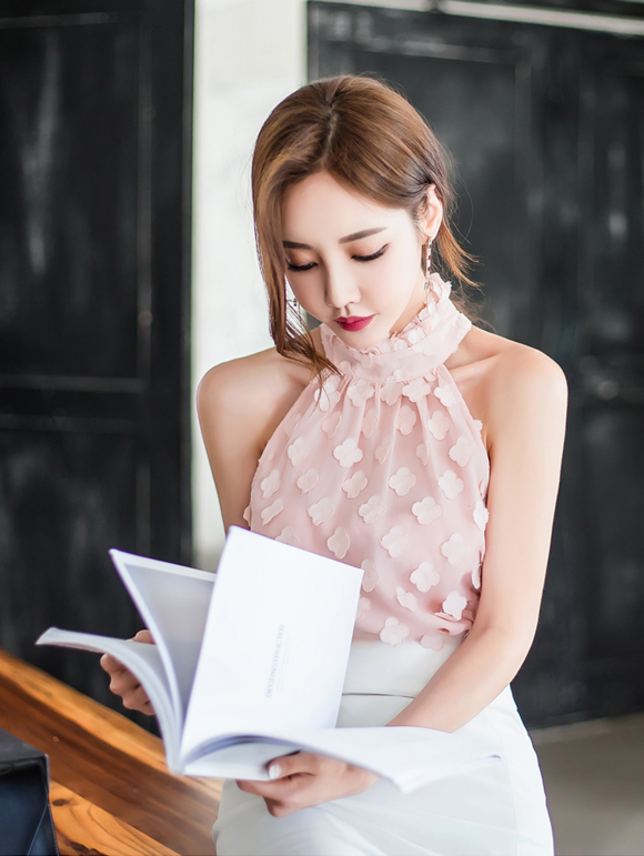 女神孙允珠，彩穗梅花娇甜粉朵微透无袖衫