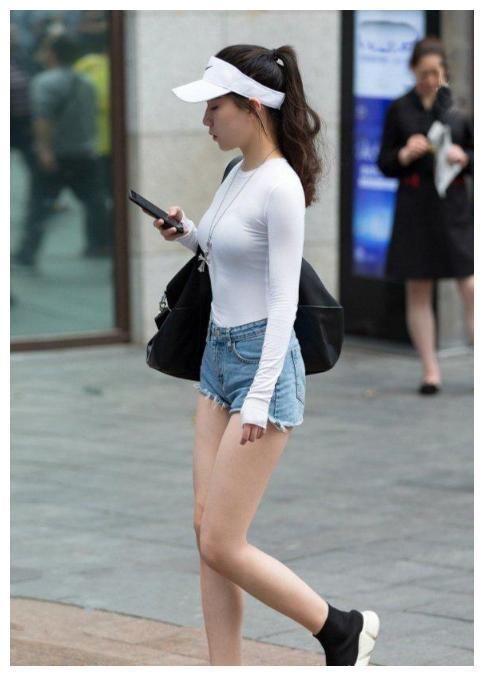 成都街拍：成都果然盛产美女，走到哪里，都能看到一群美女！