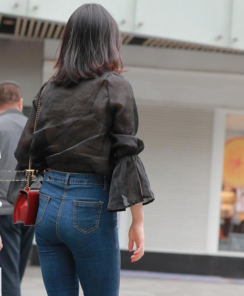 微胖小阿姨吊带文胸勒出丰腴上围，犀利的眼神充满霸道女王范儿