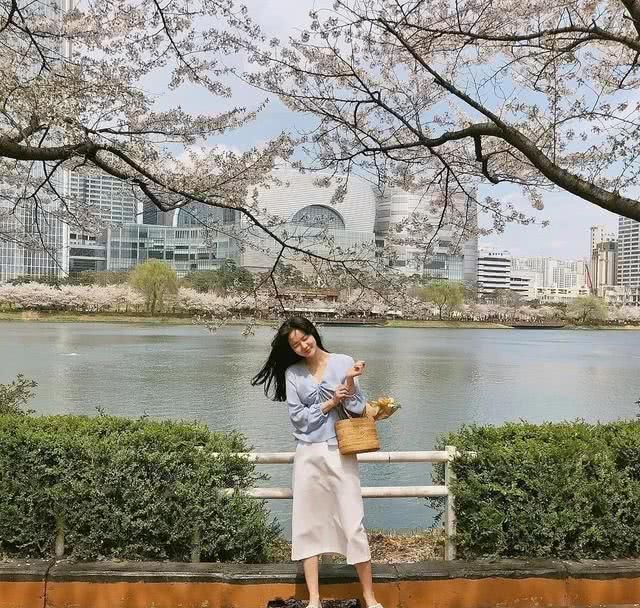  气质@衬衫＋半身裙、针织衫＋半身裙，春天这样搭配，才足够时髦显气质！