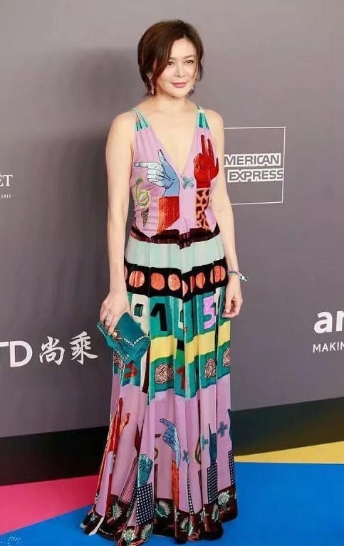 关之琳简直了,一把年纪还敢穿这种深V裙,裙口这图案也是夸张