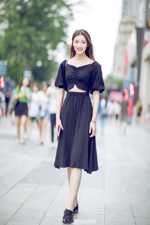  【位小姐姐】街拍：高颜值美女配黑色穿搭，穿出高级感，最后一个撞脸明星！
