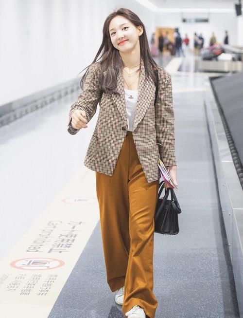  『林娜琏』林娜琏真会穿，格子西服搭配阔腿裤走机场干练时髦，甜美青春活力