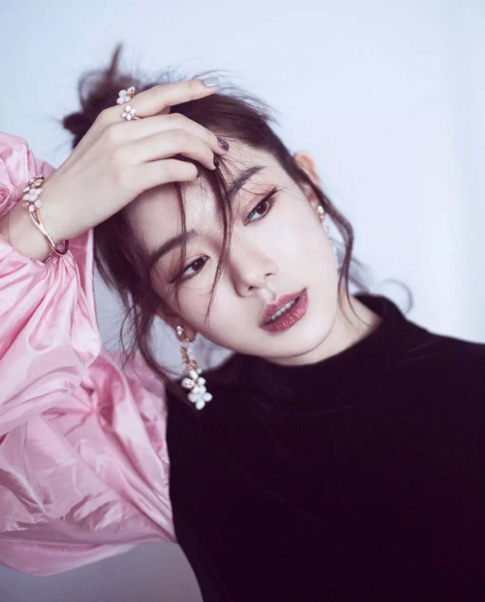 戚薇3岁女儿霸占热搜，化身新晋美妆博主，承认吧你还没一个孩子