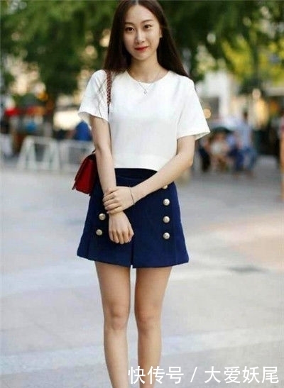  「动人」街拍：吊带碎花套装的小美女，专注手机表情唯美动人，充满朝气