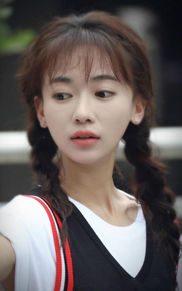 吴谨言素颜现身机场,身子瘦成郑爽,面部像极了吉娃娃!