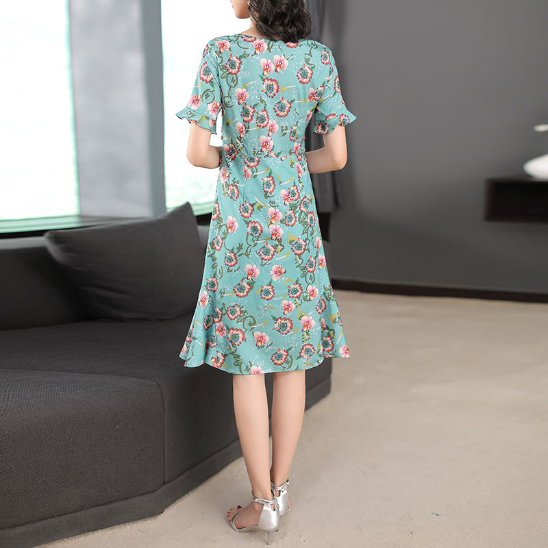 女人超短裤配T恤早OUT了，现最火“女神装”，薄而不透还凉爽