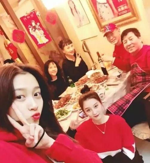  「姐姐」关晓彤与姐姐画风截然不同,曾经姐姐像假小子,今颜值高过关晓彤