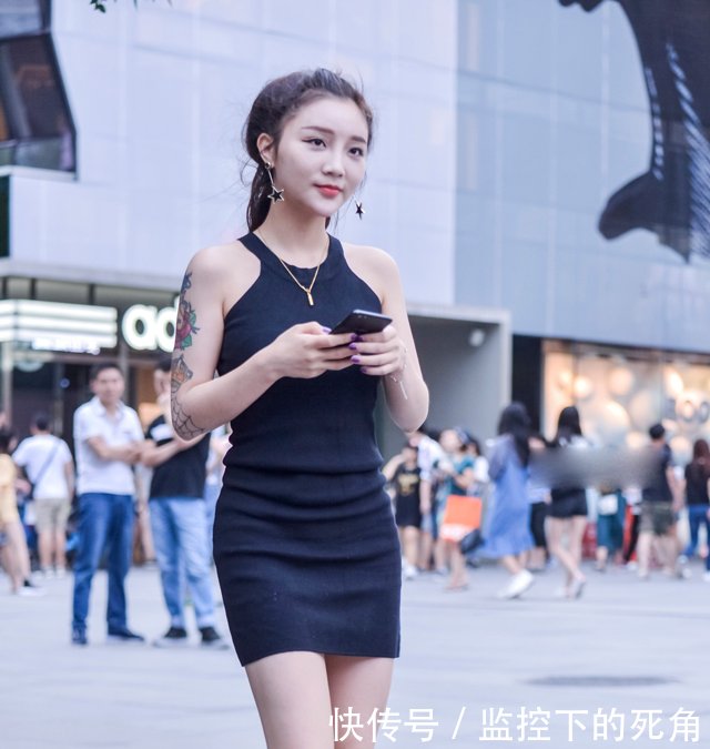 街拍美女包臀裙充满小资情调,展现女人魅力气场!