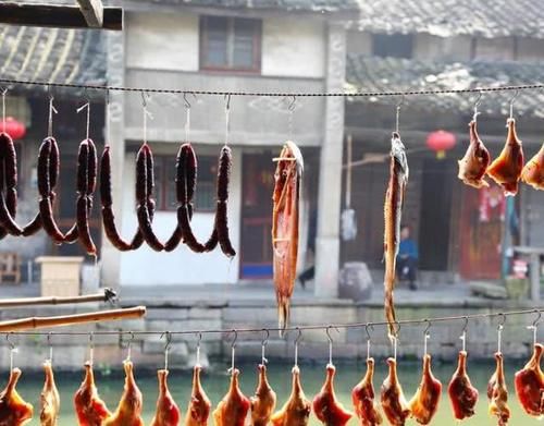 浙江最“美味”古镇，盛产腊肠风味独到，游客纷纷慕名而来