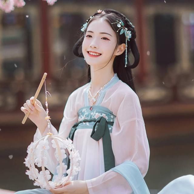 雨落愁思寄,云起寂寞生!