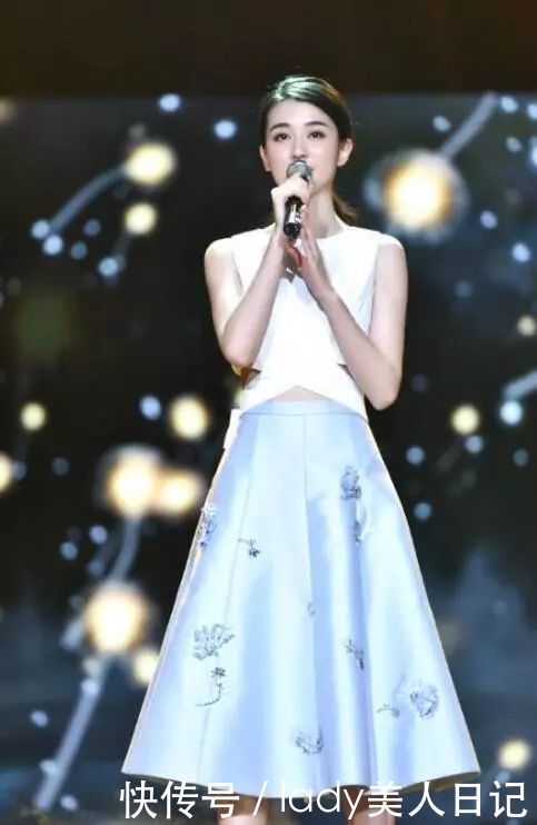 乔欣真的是越来越会穿了，连体裤只穿一半，看着心情好舒畅