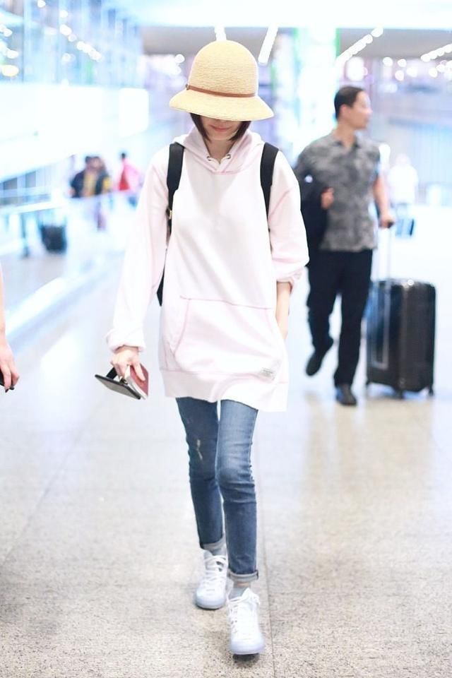 48岁鲁豫才是冻龄，穿“陈同学”T恤，少女感炸裂!